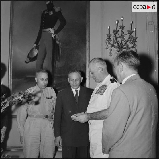 Alger, le général Salan reçoit un chèque.