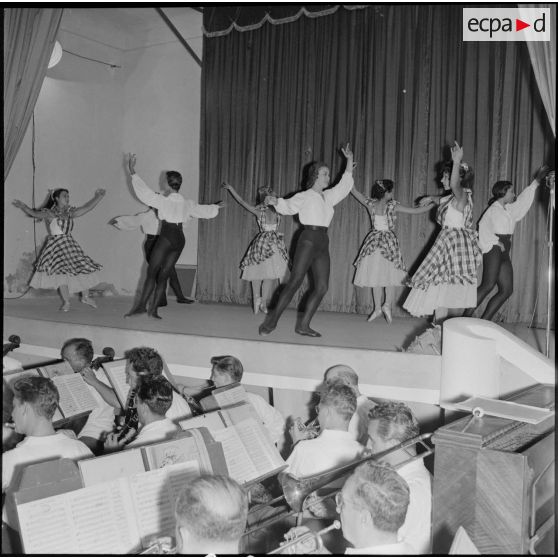 Cap Matifou. Spectacle au centre de repos de l'armée de l'Air.