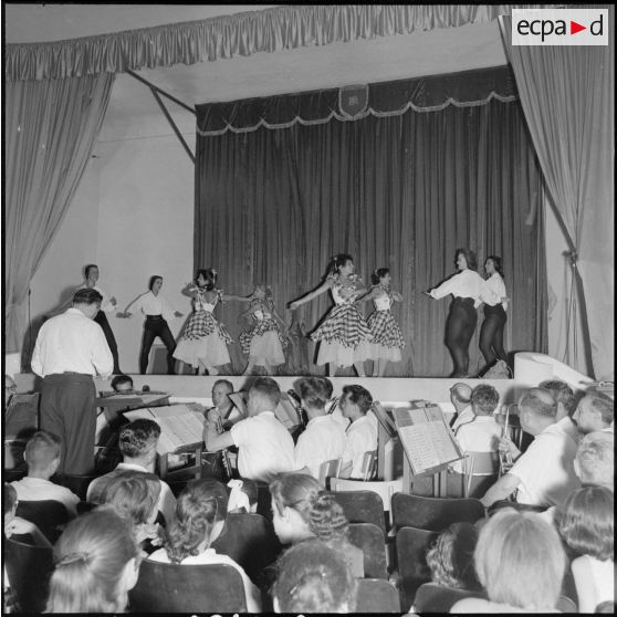 Cap Matifou. Spectacle au centre de repos de l'armée de l'Air.