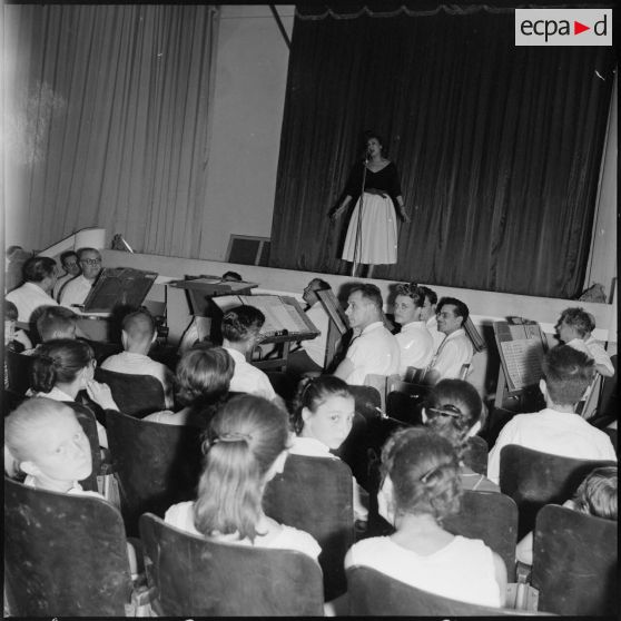 Cap Matifou. Spectacle au centre de repos de l'armée de l'Air.