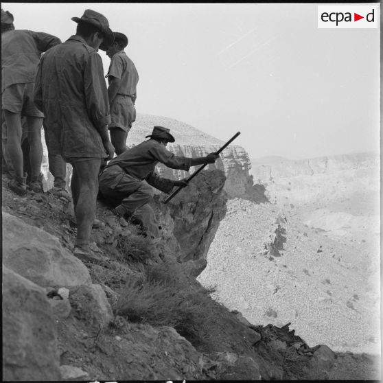 Préparation d'une piste dans le massif de l'Aurès Nemencha.