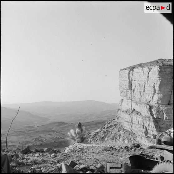 Explosion de rochers dans le massif de l'Aurès Nemencha.