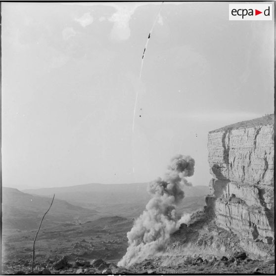 Explosion de rochers dans le massif de l'Aurès Nemencha.