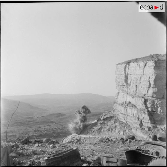 Explosion de rochers dans le massif de l'Aurès Nemencha.