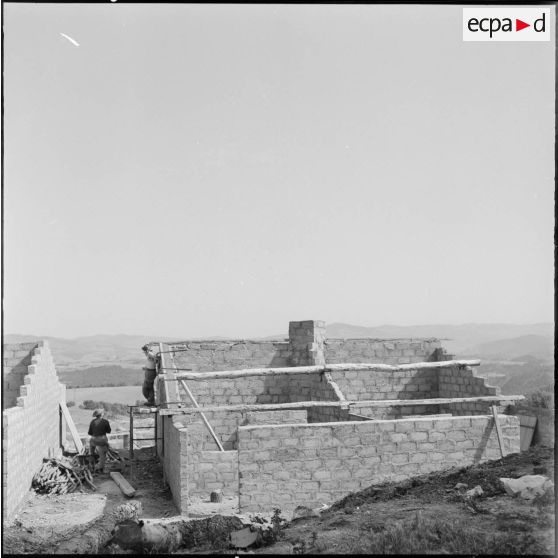Construction d'habitations dans la région de Zarouria.