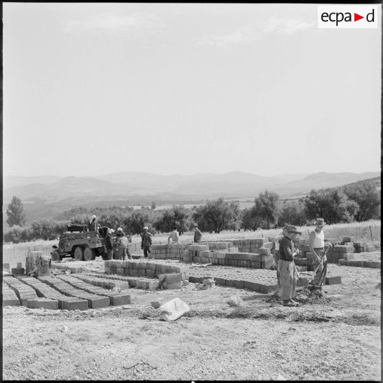 Zarouria. Construction de parpaings.