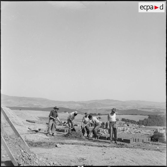 Zarouria. Construction de parpaings.