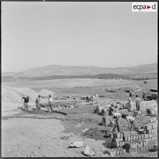 Zarouria. Construction de parpaings.