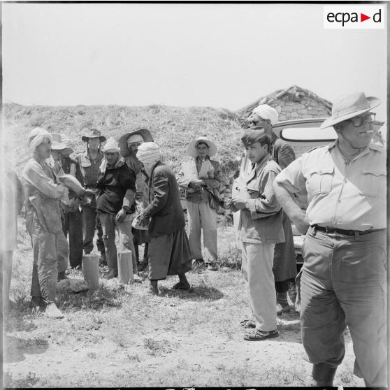 Dans la région de Souk Ahras, les services de la section administrative spécialisée (SAS) de Gambetta distribuent de la farine à la population.