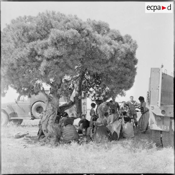 La population de la région de Souk Ahras autour d'une ambulance.