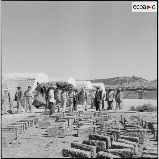 Une délégation de journalistes parisiens visite le village de Bordj O'Kriss.