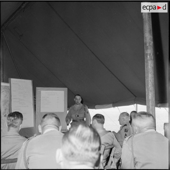 Sedrata. Exposé du colonel Fauvau sur la situation de son secteur.