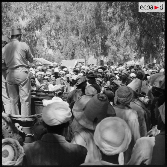 Visite de journalistes métropolitains dans la région d'Orléansville.