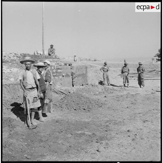 Région de Lamartine. Construction d'un abri au poste du 2e régiment d'infanterie coloniale (RIC).