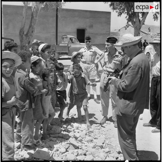 Visite de journalistes métropolitains dans la région d'Orléansville.