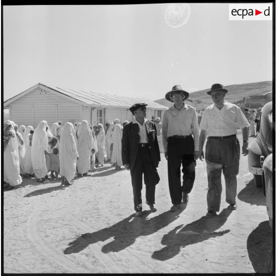 Visite de journalistes métropolitains dans la région d'Orléansville.