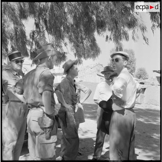 Visite de journalistes métropolitains dans la région d'Orléansville.