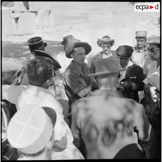 Visite de journalistes métropolitains dans la région d'Orléansville.