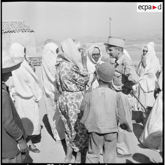 Lamartine. Un officier discute avec une femme.