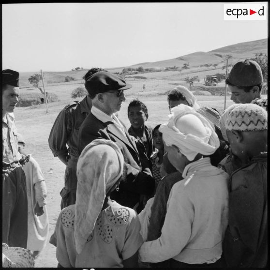 Visite de journalistes métropolitains dans la région d'Orléansville.