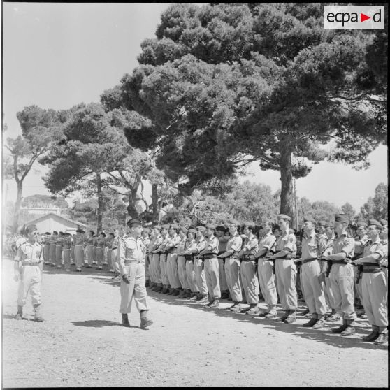 Alger, stade des Tagarins. Remise de fourragère par le lieutenant-colonel André Barjaud, chef de corps du 9e régiment de zouaves (RZ).