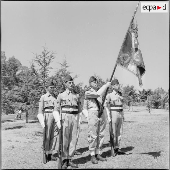 Alger, stade des Tagarins. Le drapeau du 9e régiment de zouaves (RZ).
