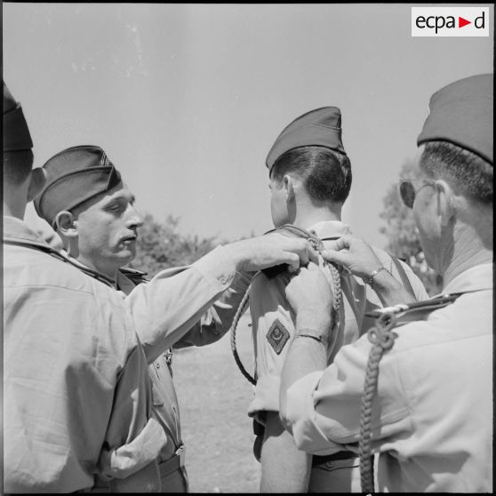 Alger. Remise de la Fourragère au stade des Tagarins par le lieutenant-colonel André Barjaud, chef de corps du 9e régiment de zouaves (RZ)..