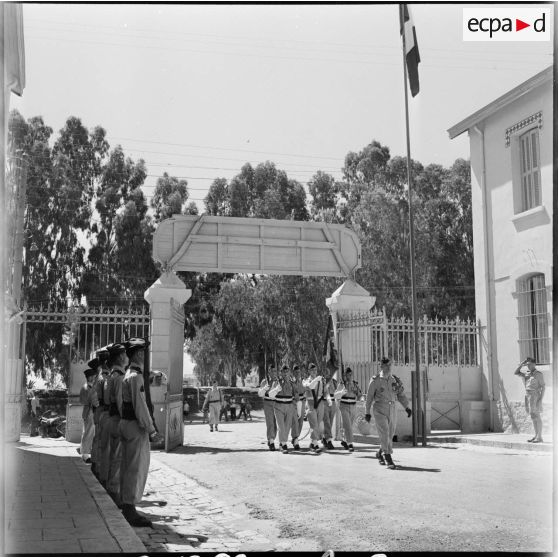 Alger. Défilé du 9e régiment de zouaves (RZ) à la caserne d'Orléans. En tête, le lieutenant-colonel André Barjaud, chef de corps du régiment.