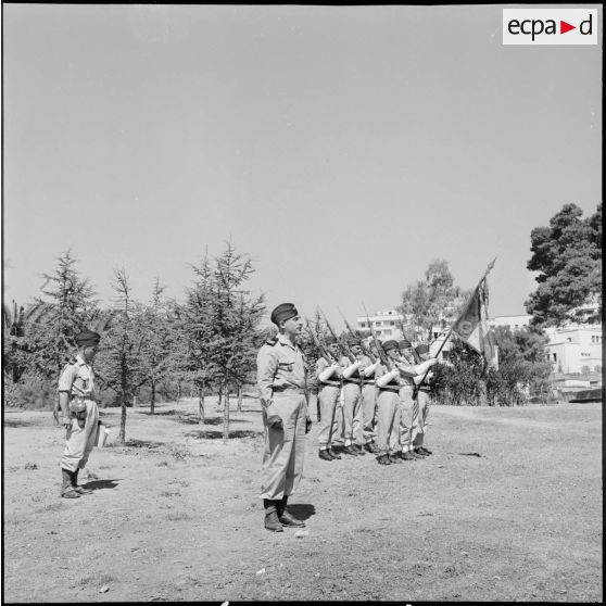 Alger, stade des Tagarins. Cérémonie du 9e régiment de zouaves (RZ). Le lieutenant-colonel André Barjaud, chef de corps, retrace l'historique du régiment.