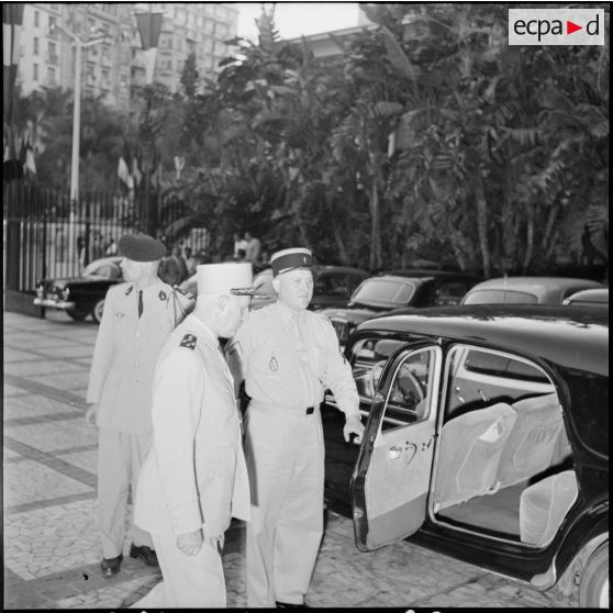 Alger. Le départ du général Salan à la fin de la cérémonie de nomination au grade de caporal d'honneur de l'infanterie coloniale du ministre résident Robert Lacoste.