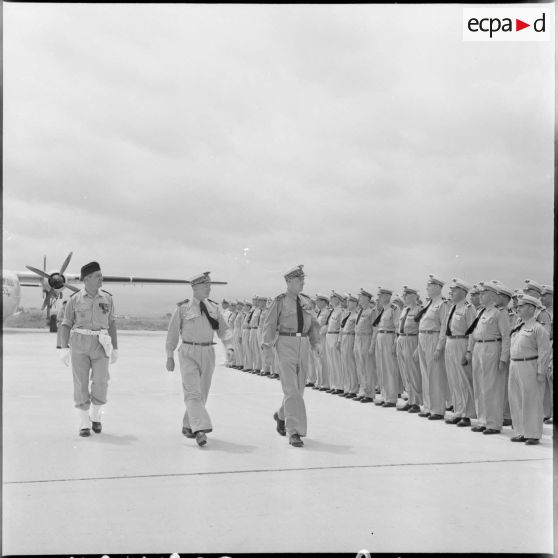 Revue des troupes sur la base aérienne de Maison-Blanche.