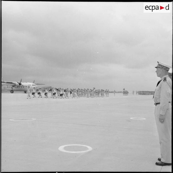 Cérémonie militaire sur la base aérienne de Maison-Blanche.
