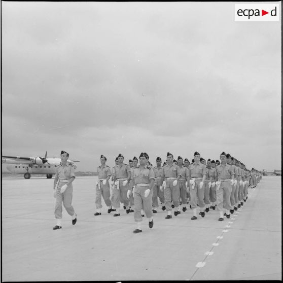 Cérémonie militaire sur la base aérienne de Maison-Blanche.