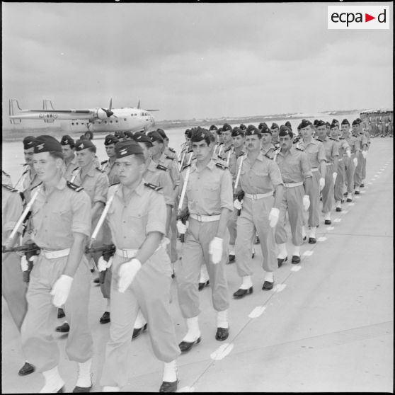 Cérémonie militaire sur la base aérienne de Maison-Blanche.