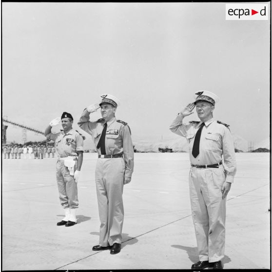 Base aérienne de Maison-Blanche. Le salut des autorités militaires.