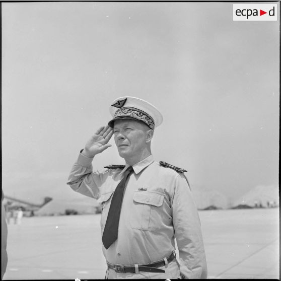 Base aérienne de Maison-Blanche. Salut du général Alain de Maricourt.