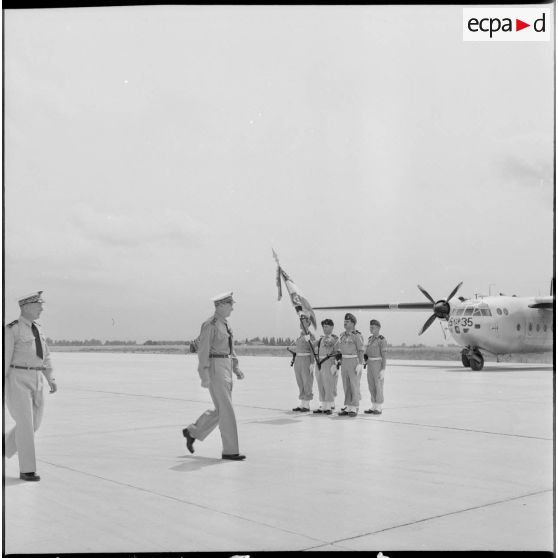 Revue des troupes sur la base aérienne de Maison-Blanche.