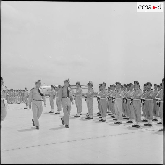 Revue des troupes sur la base aérienne de Maison-Blanche.