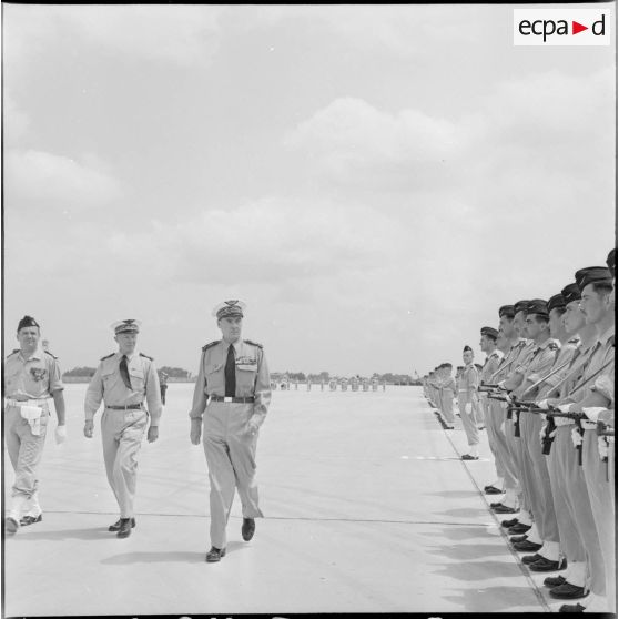 Revue des troupes sur la base aérienne de Maison-Blanche.