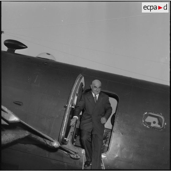 Arrivée à Alger du secrétaire d'Etat à la Marine, Franck Arnal.