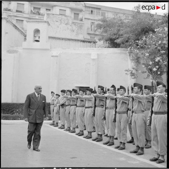 Alger. Visite de Franck Arnal, secrétaire d'Etat à la Marine, à l'hôpital Maillot.
