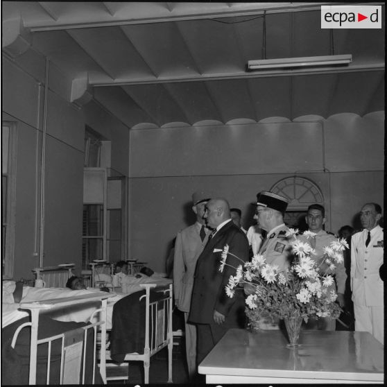 Alger. Le secrétaire d'Etat à la Marine Franck Arnal en visite à l'hôpital Maillot.