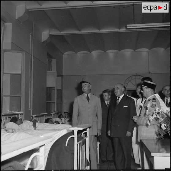 Alger. Le secrétaire d'Etat à la Marine Franck Arnal en visite à l'hôpital Maillot.