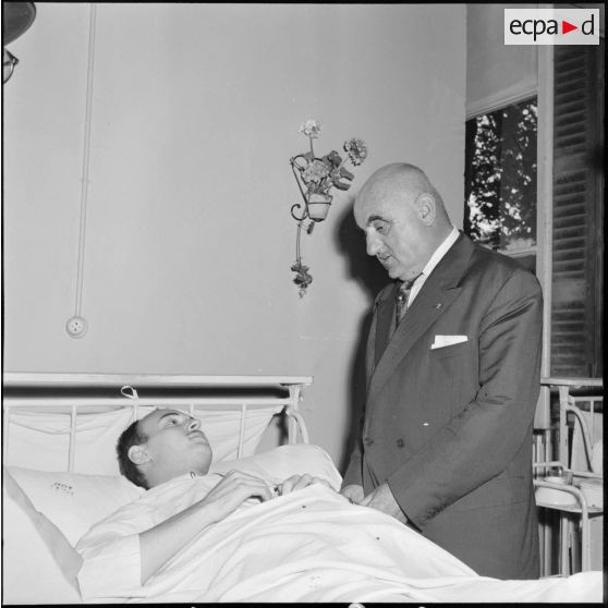 Alger. Le secrétaire d'Etat à la Marine Franck Arnal en visite à l'hôpital Maillot.