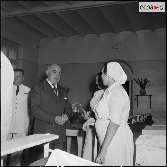 Alger. Le secrétaire d'Etat à la Marine Franck Arnal en visite à l'hôpital Maillot.