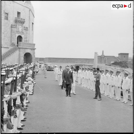 Amirauté d'Alger. Revue des troupes par le secrétaire d'Etat à la Marine.
