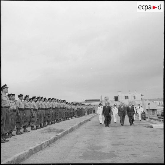Alger. Revue des troupes par le secrétaire d'Etat à la Marine, Franck Arnal.