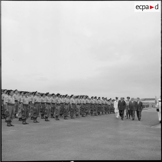 Alger. Revue des troupes par le secrétaire d'Etat à la Marine, Franck Arnal.
