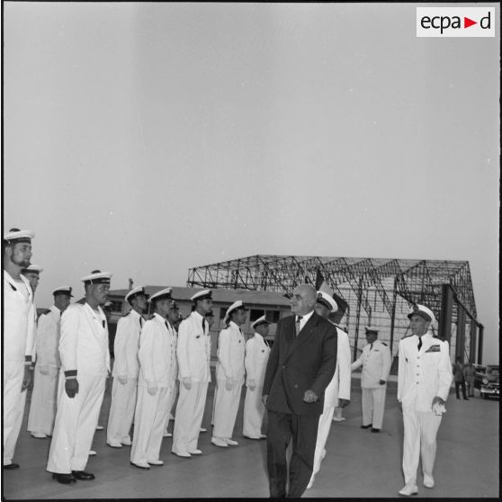 Arrivée à Alger du secrétaire d'Etat à la Marine, Franck Arnal.