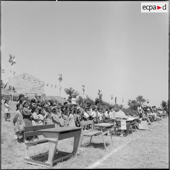 Tizi-Ouzou. Les enfants des écoles de la région réunis pour la visite de madame Lacoste.